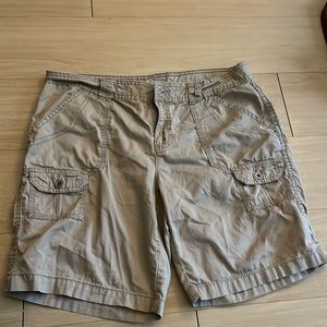 Like new size 10 Faded Glory tan cargo shorts